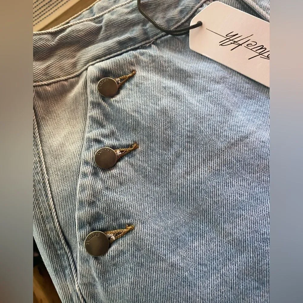 high-waisted straight jean pants.light blue